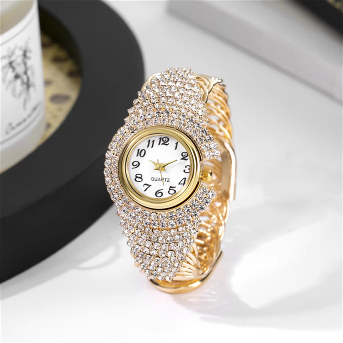 A Korean Version of Fashionable and Versatile Women'S Light Luxury Diamond Inlaid Quartz Bracelet Watch