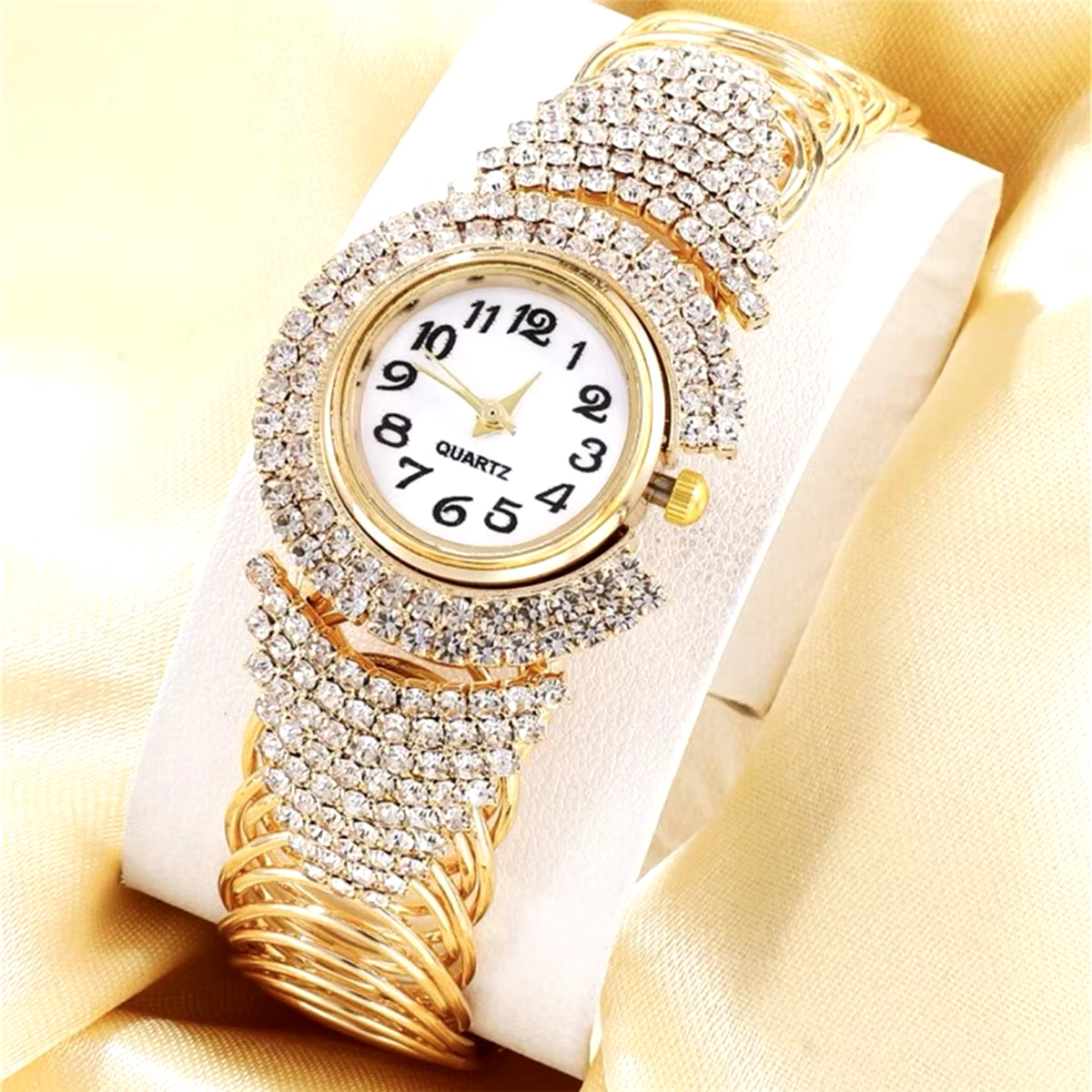 A Korean Version of Fashionable and Versatile Women'S Light Luxury Diamond Inlaid Quartz Bracelet Watch